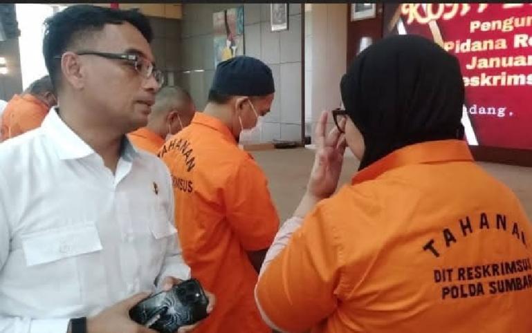 Tersangka SDS, dihadirkan dalam konferensi pers di Mapolda Sumbar karena kasus kejahatan perbankan, Senin (29/1). (Dok : Istimewa)
