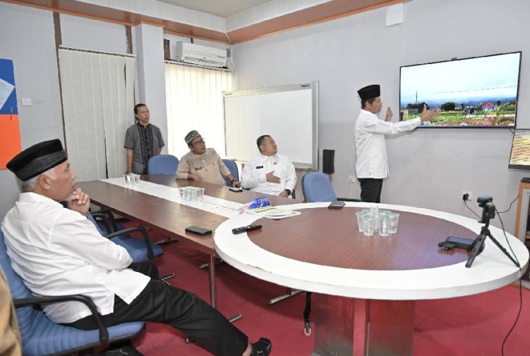 Gubernur Sumbar, Mahyeldi dengarkan paparan Kalaksa BPBD Sumbar, Rudy Rinaldy soal tempat yang akan  erupsi Marapi di kantornya, Jumat (26/1). (Dok : Istimewa)