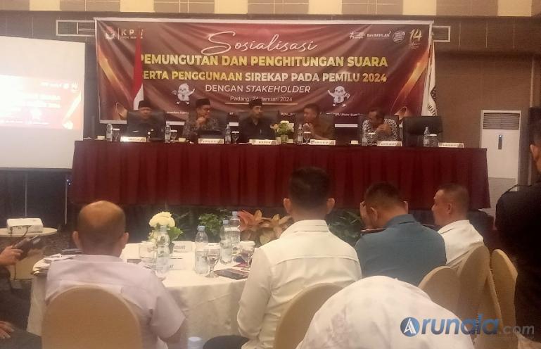 Komisioner KPU Sumbar saat sosialisasikan proses pungut hitung suara di Padang, Rabu (24/1). (Foto : Arunala.com)