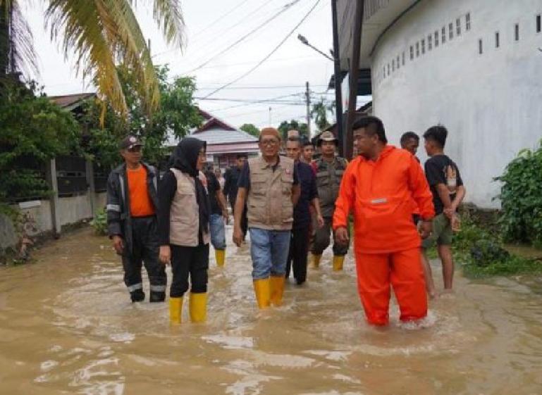 Wali Kota Padang Hendri Septa saat melihat kondisi banjir di salah satu komplek perumahan beberapa waktu lalu. (Dok : Istimewa)