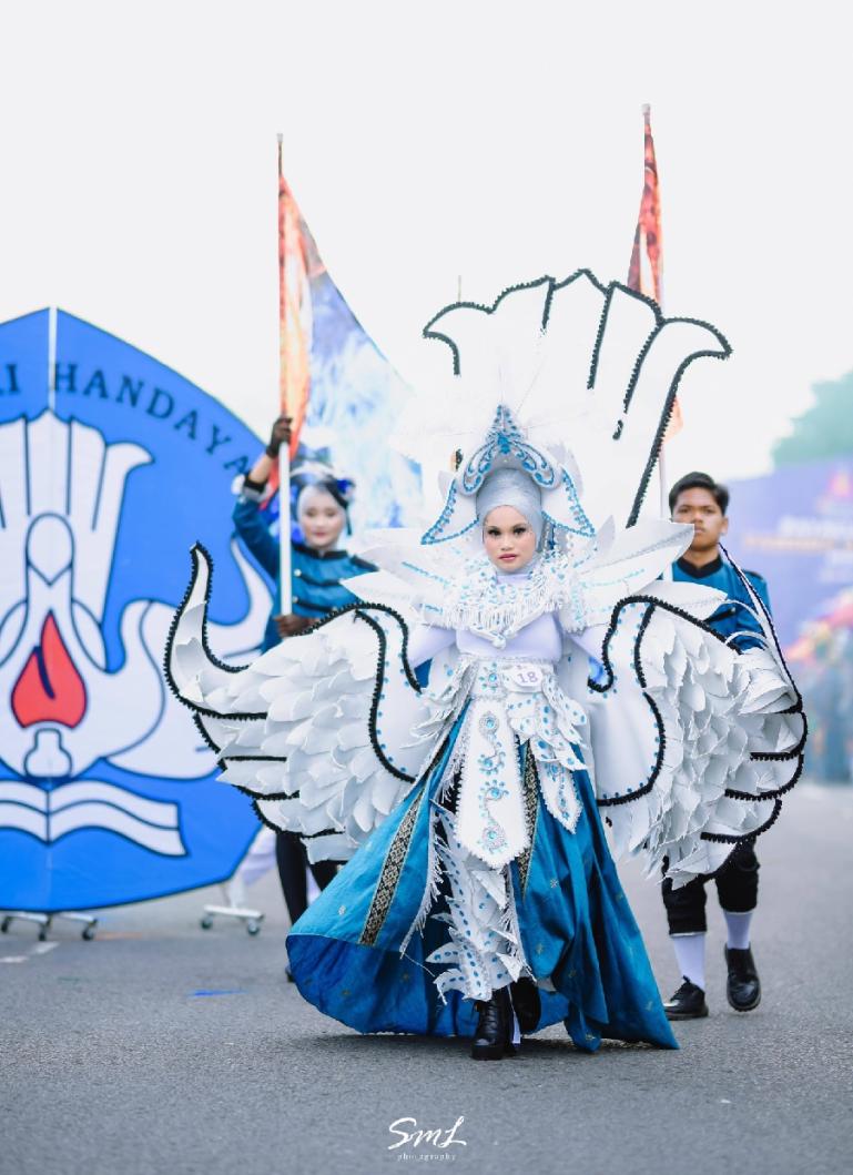 Kostum rancangan Berry Mirsha dikenakan OPD Dinas Pendidikan meraih Juara 1 Kategori OPD pada ajang Payakumbuh Fashion Carnival 2023, 14 Desember lalu. (Dok : Istimewa)