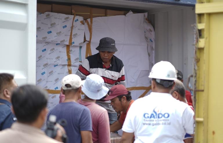 Terlihat pekerja memindahkan surat suara untuk KPU kabupaten kota se Sumbar di Pelabuhan Teluk Bayur, Padang, Selasa pagi (9/1). (Dok : Istimewa)