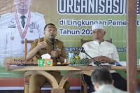 Wagub Sumbar Audy Joinaldy beri arahan kepada kepala OPD saat rapat di Pessel, Senin (22/1). (Dok : Istimewa)