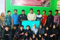 Ketua DPRD Tanahdatar Rony Mulyadi saat serahkan bantuan matras kepada ketua PS Taduang Bangkeh, Mustafa Akmal di Batipuah Baruah, Kabupaten Tanahdatar, beberapa hari lalu. (Dok : Istimewa)