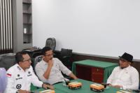 Bupati Tanahdatar, Eka Putra saat diskusi dengan para komisioner KI Sumbar di Padang, Rabu (3/1). (Dok : Istimewa)