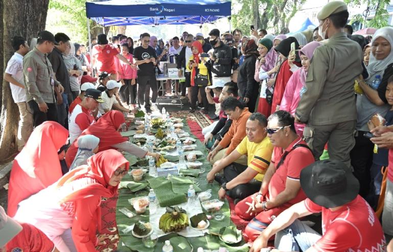 Gubernur Sumbar, Mahyeldi bersama masyarakat makan balanjuang setelah ikuti kegiatan CFD di kompleks GOR Agus Salim Padang, Minggu (21/1). (Dok : Istimewa)