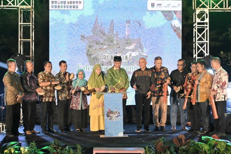 Gubernur Sumbar Mahyeldi melaunching kalender wisata di Sumbar 2024 di Padang, Sabtu malam (20/1). (Dok : Istimewa)