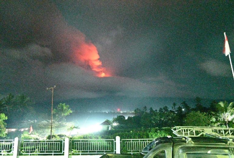 Kondisi Gunungapi Lewotobi Laki-Laki Kabupaten Flores yang menyemburkan lahar pijar, Selasa malam (9/1). (Dok : Istimewa)