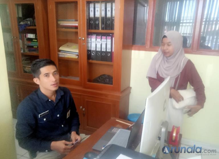 Salah seorang pemilih sedang urus surat pindah memilihnya di kantor KPU Kota Padang, Sabtu (13/1). (Foto : Arunala.com)