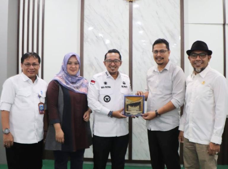 Bupati Tanahdatar, Eka Putra terima piala Piala AMP ke KI Sumbar, di Padang, Rabu (3/1). (Dok : Istimewa)