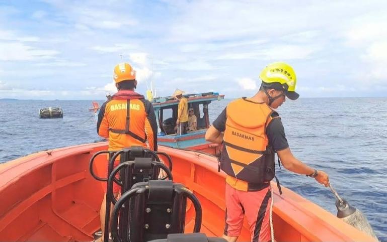 Tim SAR (Rescue) Kansar Mentawai saat selamatkan tiga nelayan di perairan Pulau Sipora, Mentawai, Jumat pagi (12/1). (Dok : Istimewa)
