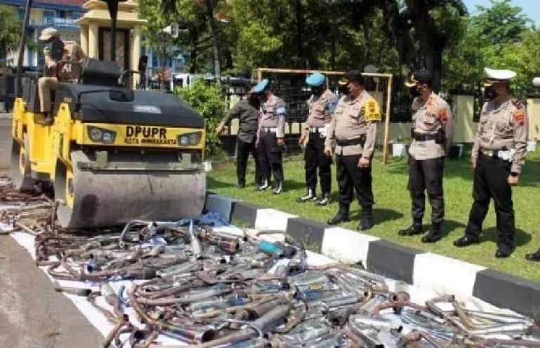 Ratusan knalpot bising (brong) yang terjaring razia Polisi dilakukan pemusnahan di salah satu Polres. (Dok : Istimewa)