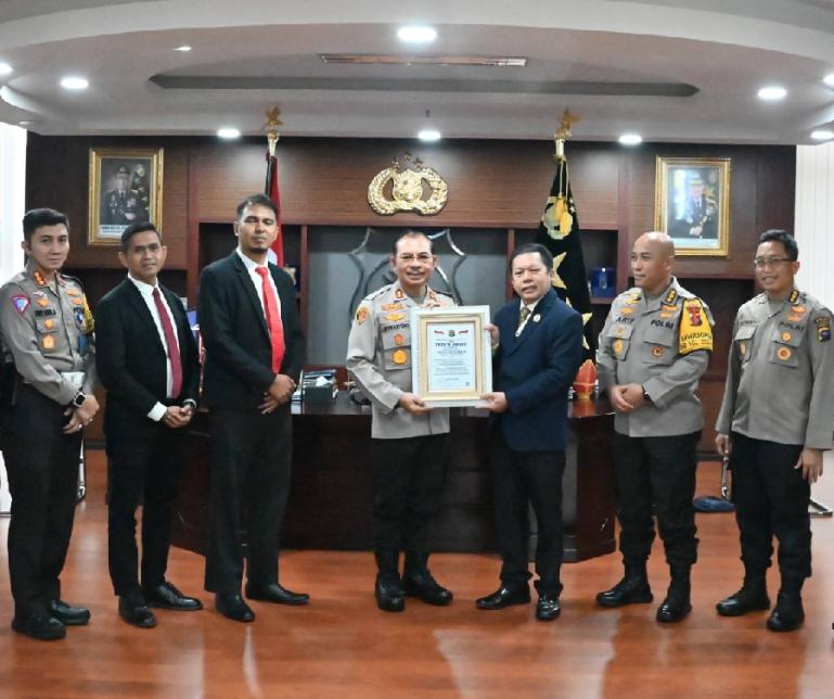 Kapolda Sumbar Irjen Pol Suharyono menerima penghargaan tersebut yang diserahkan oleh Direktur Eksekutif Lembaga Kajian Strategis Kepolisian Indonesia (Lemkapi) Dr Edi Hasibuan di ruang kerja Kapolda Sumbar. (Dok : Istimewa)