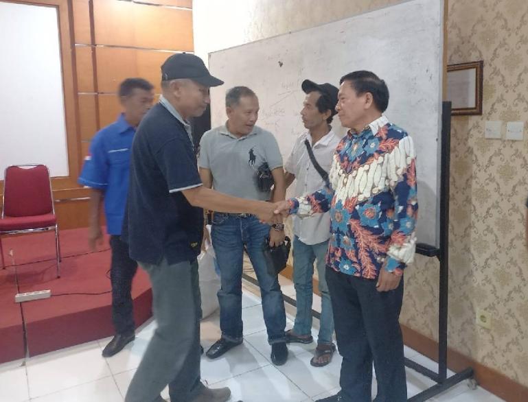 Wakil Ketua DPRD Sumbar, Suwirpen Suib bersama masyarakat Kelurahan Mata Air, Padang saat lakukan reses perorangan, Minggu (28/1). (Dok : Istimewa)