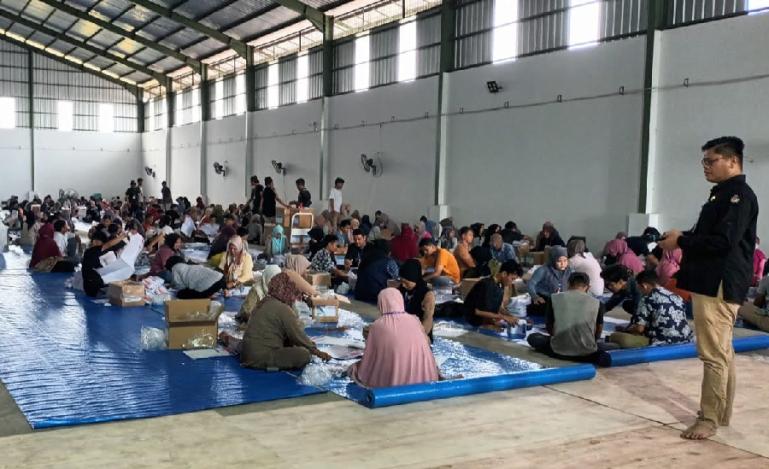 Ratusan petugas disiapkan KPU Kota Padang sedang menyortir dan melipat surat suara pemilu 2024 di gudang utama KPU kota tersebut, Rabu siang (10/1). (Dok : Istimewa)