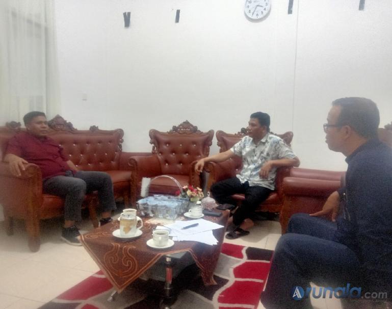 Ketua KPU Solok Ariantoni paparkan rencana tempat kampanye rapat umum di kotanya kepada Komisioner KPU Sumbar Jons Manedi di ruang kerjanya, Jumat siang (19/1). (Foto : Arunala.com)