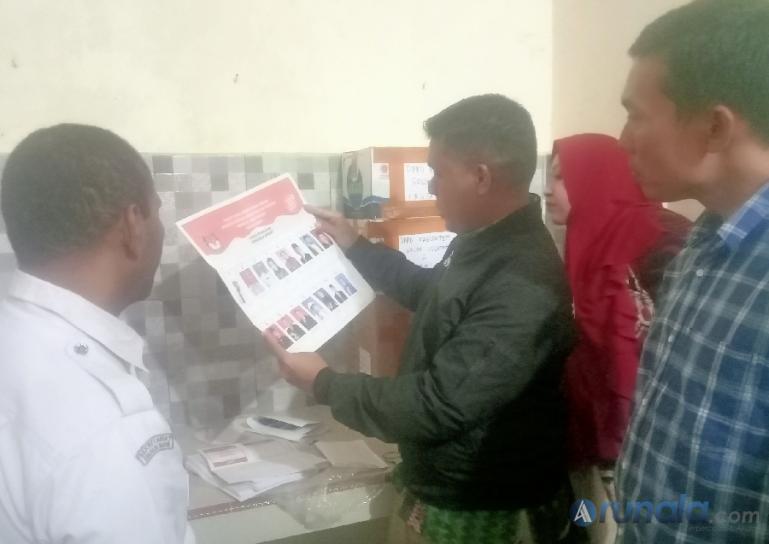 Komisioner KPU Sumbar, Jons Manedi melihat surat suara yang rusak di gudang KPU Solsel Rabu tengah malam (18/1). (Foto : Arzil)