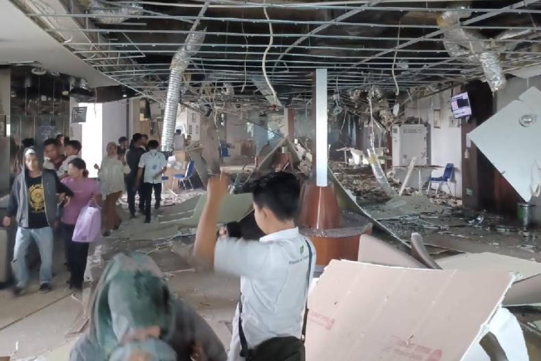 Plafon di salah satu lantai di SPH yang hancur akibat terjadinya ledakan di rumah sakit itu, Selasa (30/1). (Dok : Istimewa)