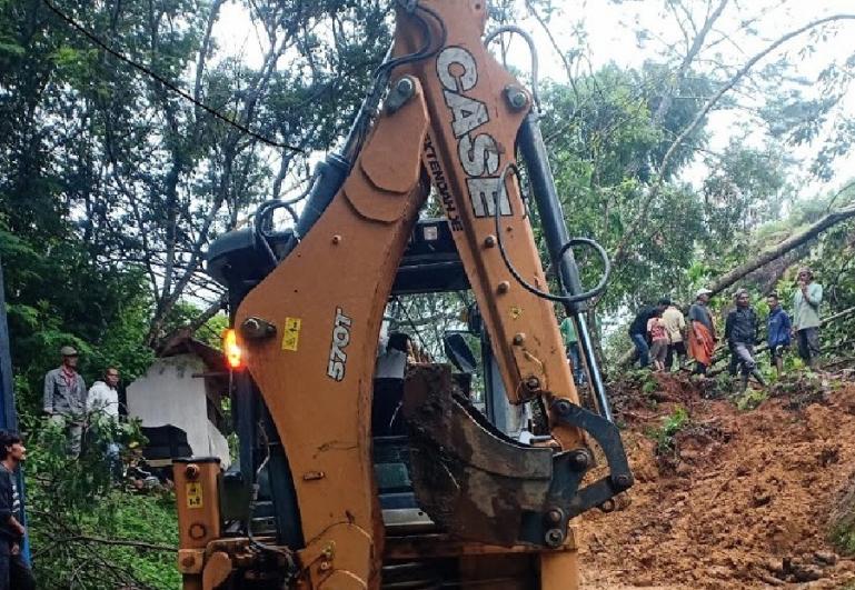 Terlihat alat berat membersihkan material longsor yang menutupi badan jalan penghubung Solok-Solsel, Senin siang (1/1). (Dok : Istimewa)