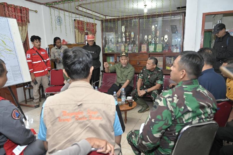 Gubernur Sumbar, Mahyeldi beri arahan pada tim untuk penangganan evakuasi warga terhadap kondisi siaga Gunung Marapi, di di Kantor Wali Nagari Batu Palano, Rabu, (10/1). (Dok : Istimewa)