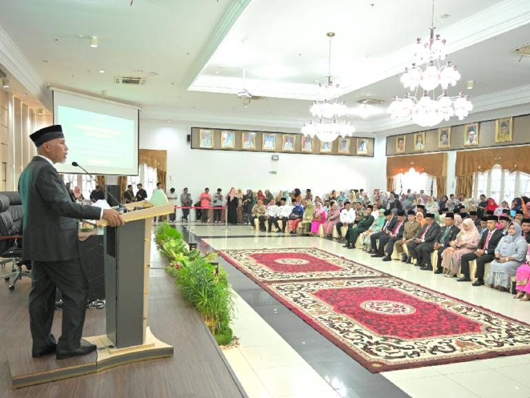 Gubernur Sumbar, Mahyeldi beri arahan kepada sejumlah pejabat yang baru dilantik, di Padang, Jumat (5/1). (Dok : Istimewa)