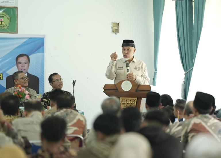 Gubernur Sumbar, Mahyeldi Ansharullah, berikan arahan pada majelis guru dan siswa SMAN 1 Bonjol, Pasaman, Kamis (4/1). (Dok : Istimewa)