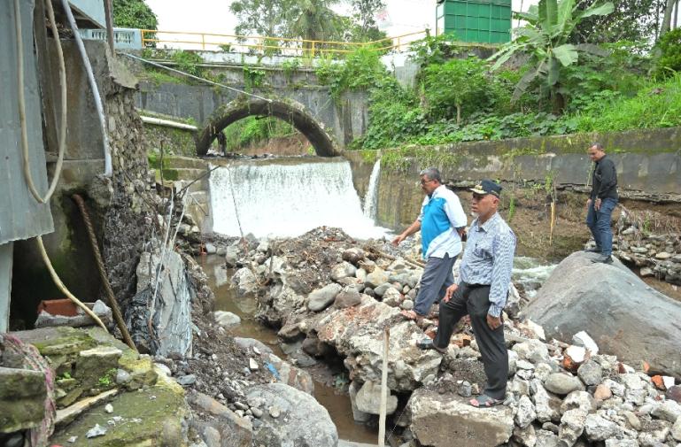 Gubernur Sumbar, Mahyeldi melihat dari dekat terbannya dinding jembatan dan pembatas sungai di samping Masjid Al-Ikhlas, Simpang Manunggal, Dusun Limo Kaum, Kabupaten Tanahdatar, Senin (1/1). (Dok : Istimewa)