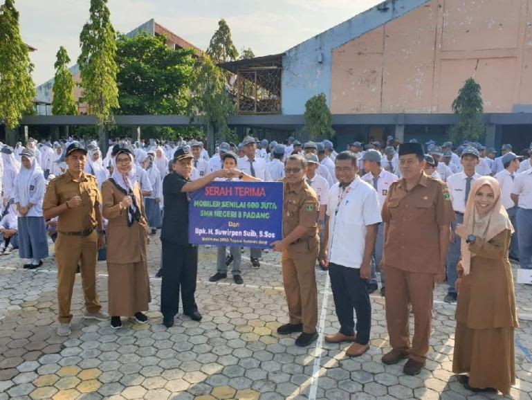 Wakil Ketua DPRD Sumbar, Suwirpen Suib serahkan bantuan SMKN 8 Padang, Senin pagi (15/1). (Dok : Istimewa)