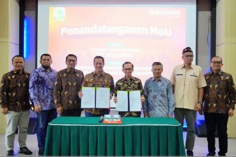 Rektor Universitas Andalas Efa Yonnedi PhD MPPM  Akt CA CRGP dengan Direktur Sales Telkomsel Adiwinahyu Basuki memperlihatkan nota MoU di Gedung Ruang Seminar I Lantai 2 Kampus Limau Manis Unand, Kamis (25/1). (Dok : Istimewa)
