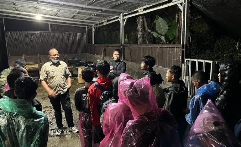 15 Pendaki asal Sumut saat Dinasihati Tim BKSDA Sumbar. (Dok : Istimewa)