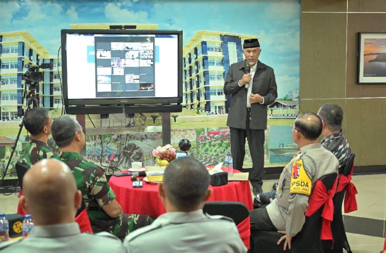 Gubernur Sumbar, Mahyeldi Ansharullah bersama Forkopimda pantau kesiapan Pos Pengamanan Ops Lilin Singgalang secara daring melalui zoom dari Mapolda Sumbar, Minggu (31/12). (Dok : Istimewa)