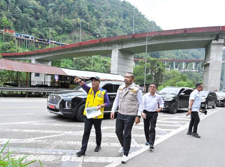 Wakil Gubernur Sumbar, Audy Joinaldy memantau kondisi fly over Kelok Sembilan, terkait rencana relokasi pedagang kaki lima di sepanjang ruas jalan fly over itu, Senin (15/1). (Dok : Istimewa)