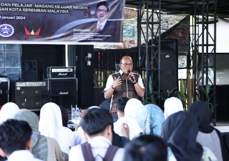 Ketua DPRD Sumbar, Suparti beri motivasi para pemuda pelajar yang akan ikuti program pertukaran pemuda dengan Negeri Sembilan, Malaysia, di salah satu kafe di Kota Payakumbuh, Senin (29/1) kemari. (Dok : Istimewa)