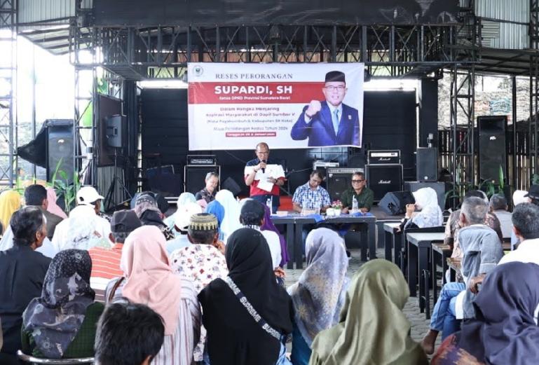 Ketua DPRD Sumbar, Supardi dihadapan puluhan masyarakat penerima hibah di Kota Payakumbuh, Minggu (28/1). (Dok : Istimewa)