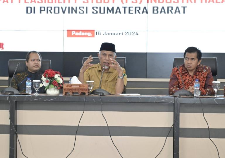 Gubernur Sumbar, Mahyeldi Ansharullah tegaskan arah pengembangan industri halal Sumbar, saat rapat feseability study (FS) Industri Halal Sumbar di Auditorium Istana Gubernur, Selasa (16/1). (Dok Istimewa)