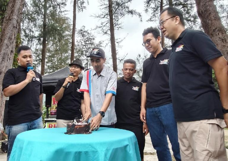 Acara potong kue Anniversary ke-3 CALSIC Chapter Sumbar di Pantai Caroline, Padang, Minggu (14/1). (Dok : Istimewa)