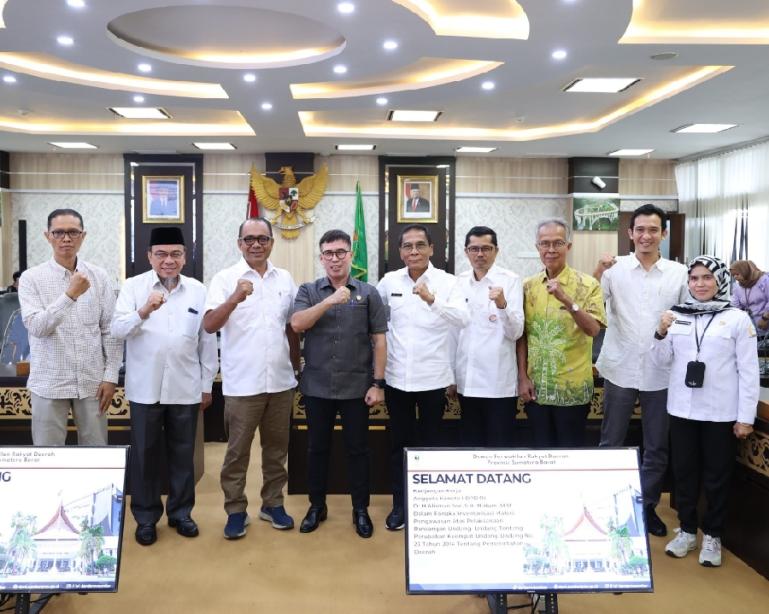 Anggota Komite I DPD RI, Alirman Sori bersama anggota DPRD Sumbar dan Asisten 1 Setprov saat lakukan kunjungan kerja ke DPRD Sumbar, Senin (10/1). (Dok : Istimewa)