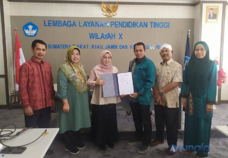 Kepala LLDIKTI Wilayah X Afdalisma menyerahkan SK Izin Politeknik  Pengadaan Nasional kepada Pembina Yayasan Pendidikan Komala Sari Piliang Buyung Kurniawan SPdI MPd di Ruang Sidang Lantai II Gedung Utama LLDIKTI Wilayah X, Rabu (24/1). Turut disaksikan P