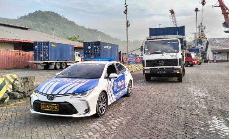 Mobil Patwal Polda Sumbar mengawal pendistribusian logistik pemilu 2024 menuju KPU kabupaten kota di Sumbar dari Pelabuhan Teluk Bayur Padang, Selasa (9/1). (Dok : Istimewa)