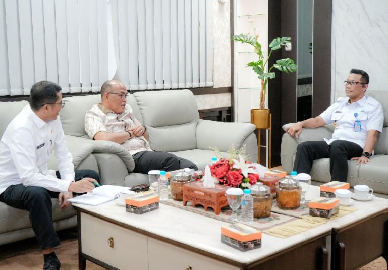 Ketua DPRD Sumbar, Supardi saat terima kunjungan Kepala BNNP Sumbar, Bridjen Pol Tri Julianto Djatiutomo di ruang kerja ketua DPRD ini, Rabu (3/1). (Dok : Istimewa)