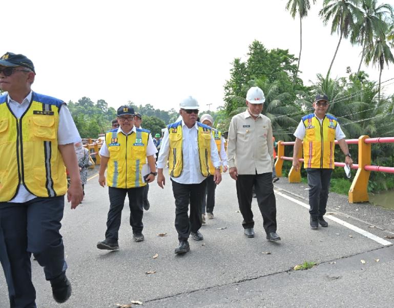 Gubernur Sumbar Mahyeldi saat dampingi Menteri PUPR, Basuki Hadimuljono ketika meninjau Jembatan Kiambang di Kabupaten Padangpariaman. Kamis (11/1). (Dok : Istimewa)