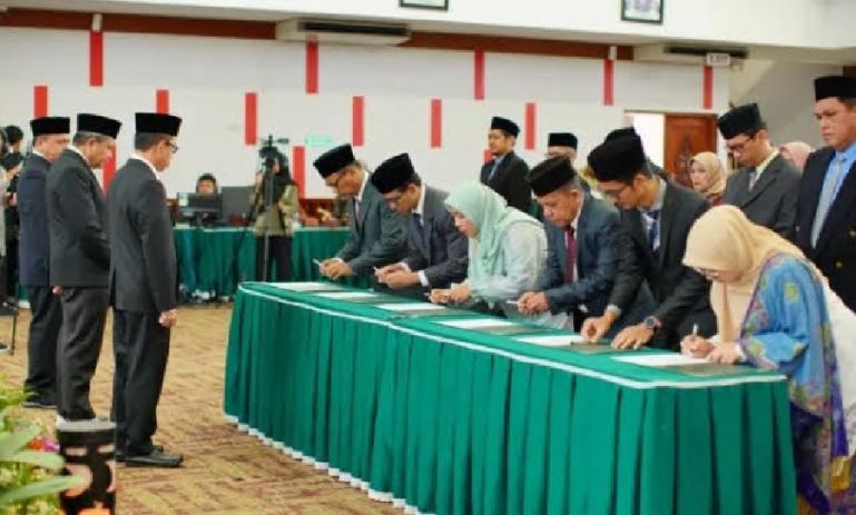 Prosesi pelantikan dan serah terima jabatan Sekretaris Universitas dan 17 pejabat lainnya di Convention Hall Unand, Jumat (19/1). (Dok : Istimewa)