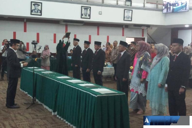 Rektor Unand Efa Yonnedi PhD MPPM Ak CA CRGP mengambil sumpah jabatan wakil rektor, direktur sekolah pascasarjana, dan ketua lembaga di Convention Hall Unand, Rabu (3/1). (Foto : Fajril)
