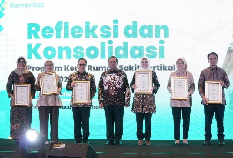 Dirut RSUP M Djamil Dr dr Dovy Djanas SpOG KFM MARS FISQua (tiga dari kiri) dan peraih penghargaan bersama Dirjen Pelayanan Kesehatan Kementerian Kesehatan RI dr Azhar Jaya SH SKM MARS. (Dok : Istimewa)