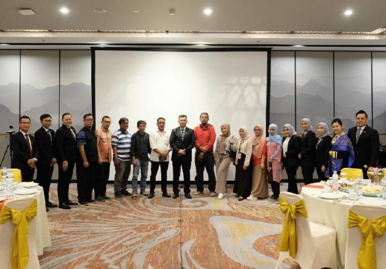 GM Hotel Santika Premiere Padang Ainur Rofiq Mustamar dan manajemen bersama rekan media usai National Press Conference di Meeting Room Hotel Santika Premiere Padang, Senin (30/1). (Dok : Istimewa)