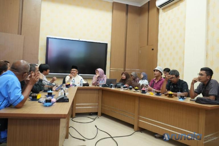Sekprov Sumbar, Hansastri bersama Kepala Dinas Kominfotik, Siti Aisyah jelaskan persoalan KI Sumbar dalam jumpa pres dengan wartawan di Padang, Jumat (5/1). (Foto : Derizon)