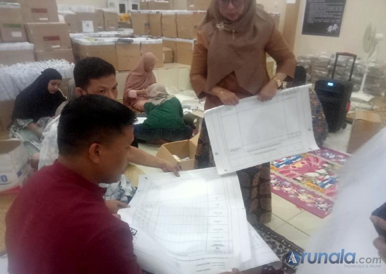 Komisioner KPU Sumbar Jons Manedi meninjau kesiapan surat suara pemilu 2024 di KPU Kota Solok, Jumat siang (19/1). (Foto : Arunala.com)