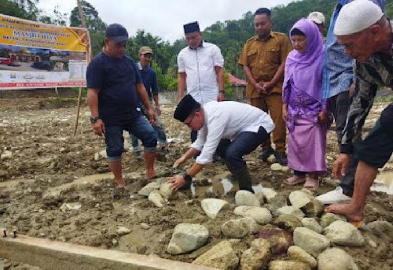 Anggota DPD RI, Alirman Sori saat letakkan batu pertama pembangunan Masjid Ilya Batang Pasampan Solsel, Senin (15/1). (Dok : Istimewa)