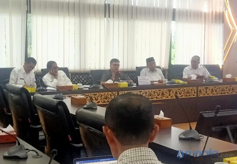 Anggota DPD RI, Alirman Sori bersama Ketua Komisi 1 DPRD Sumbar, Maigus Nasir, Sekretaris DPRD Sumbar Raflis, Asisten 1 Setprov Sumbar Devi Kurnia saat pertemuan di ruang khusus 1 DPRD Sumbar, Rabu siang (10/1). (Foto: Arunala.com)