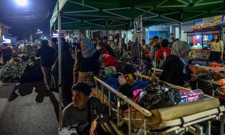 Para pasien di salah satu rumah sakit di Kabupaten Sumedang, Jawa Barat, berada di tenda darurat setelah dievakuasi pasca gempa bumi mengguncang kabupaten itu Minggu malam (31/12). (Dok : Istimewa)